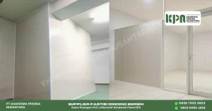 Partisi Ruangan PVC warna putih Glossy yang terpasang di pabrik (kiri gambar) dan untuk ruangan kantor (kanan gambar) lengkap dengan pintu dan kaca (pekerjaan jasa custom)
